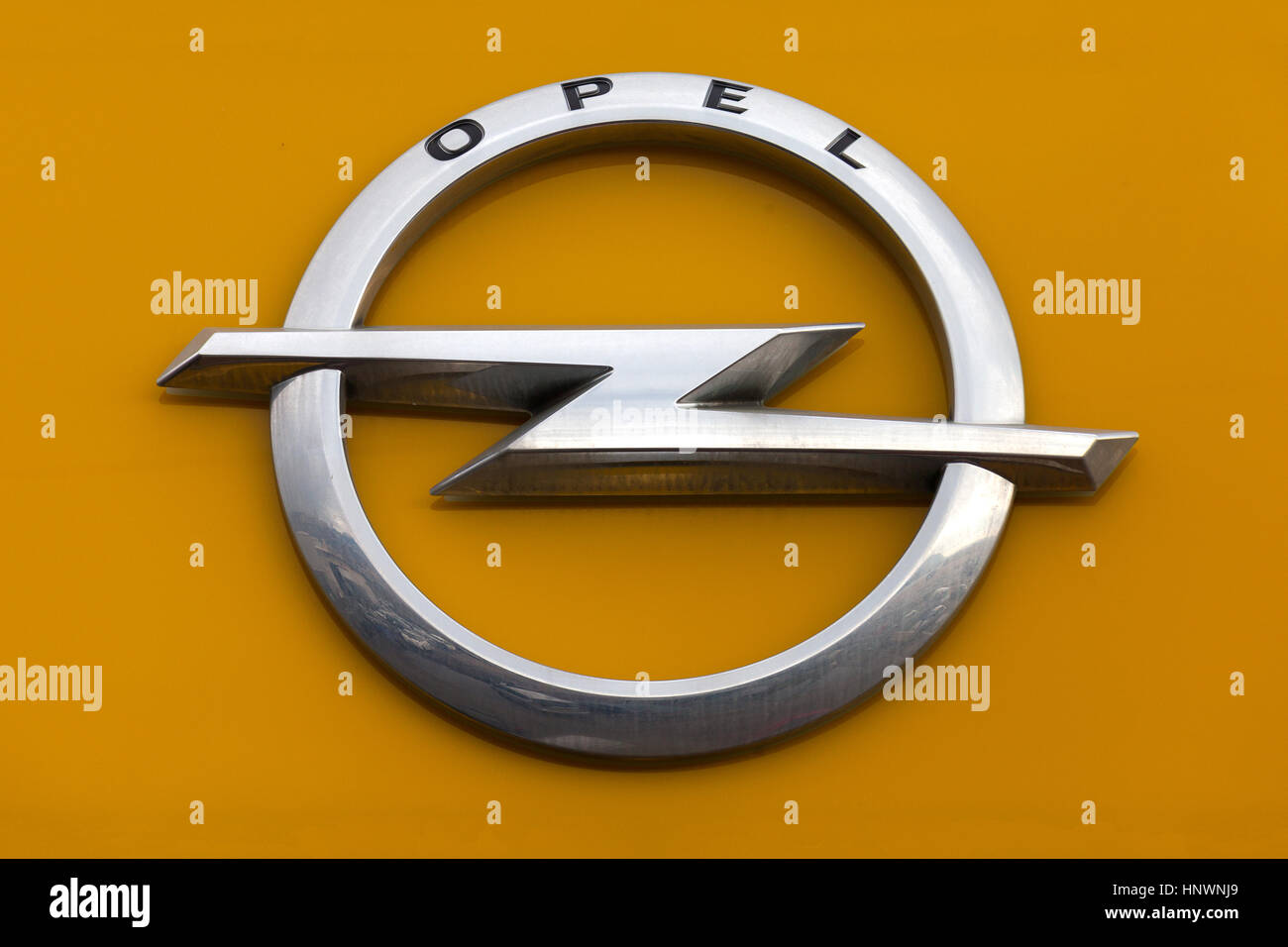 Opel signe en un concessionnaire local. Opel est un constructeur automobile allemand ayant son siège en Allemagne, filiale du groupe américain General Motors. Banque D'Images