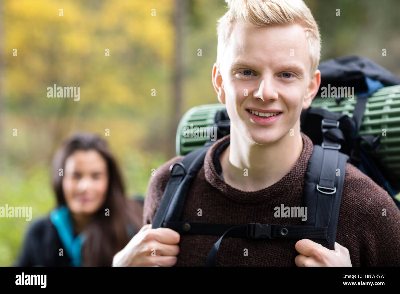 Portrait of male hiker in forest Banque D'Images