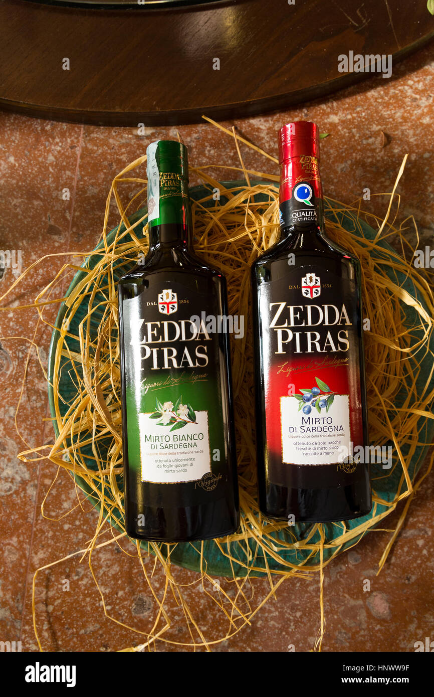 Deux bouteilles de mirto, une liqueur typique de la Sardaigne fabriqués à  partir de baies de myrte en vente au magasin de vin Sella & Mosca près de  Alghero, Sassari, Sardaigne Itali