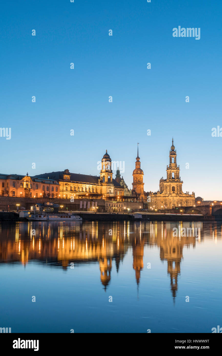 Night skyline de ville de Dresde et l'Elbe en Saxe, Allemagne. Banque D'Images