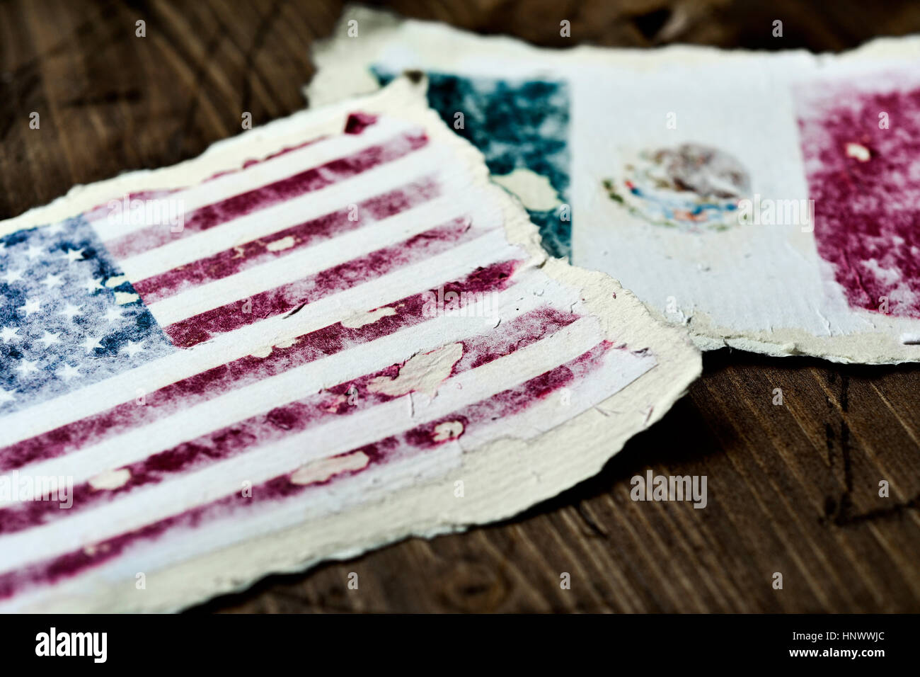 Le drapeau des États-Unis et le drapeau du Mexique en deux morceaux de papier vieilli sur un fond de bois rustique Banque D'Images