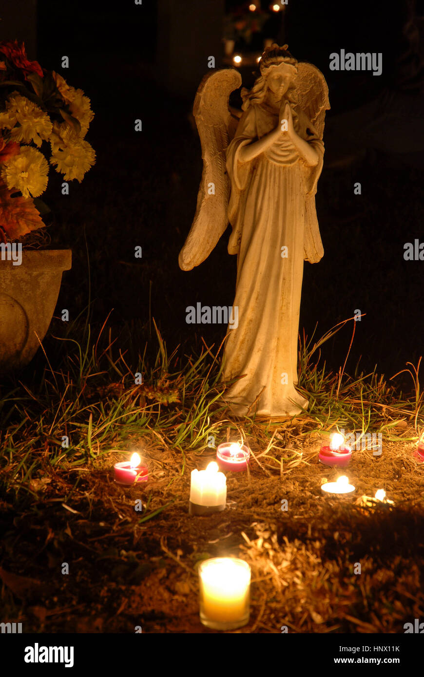 Louisiane, USA : tombes aux chandelles sur la toussaint. Banque D'Images