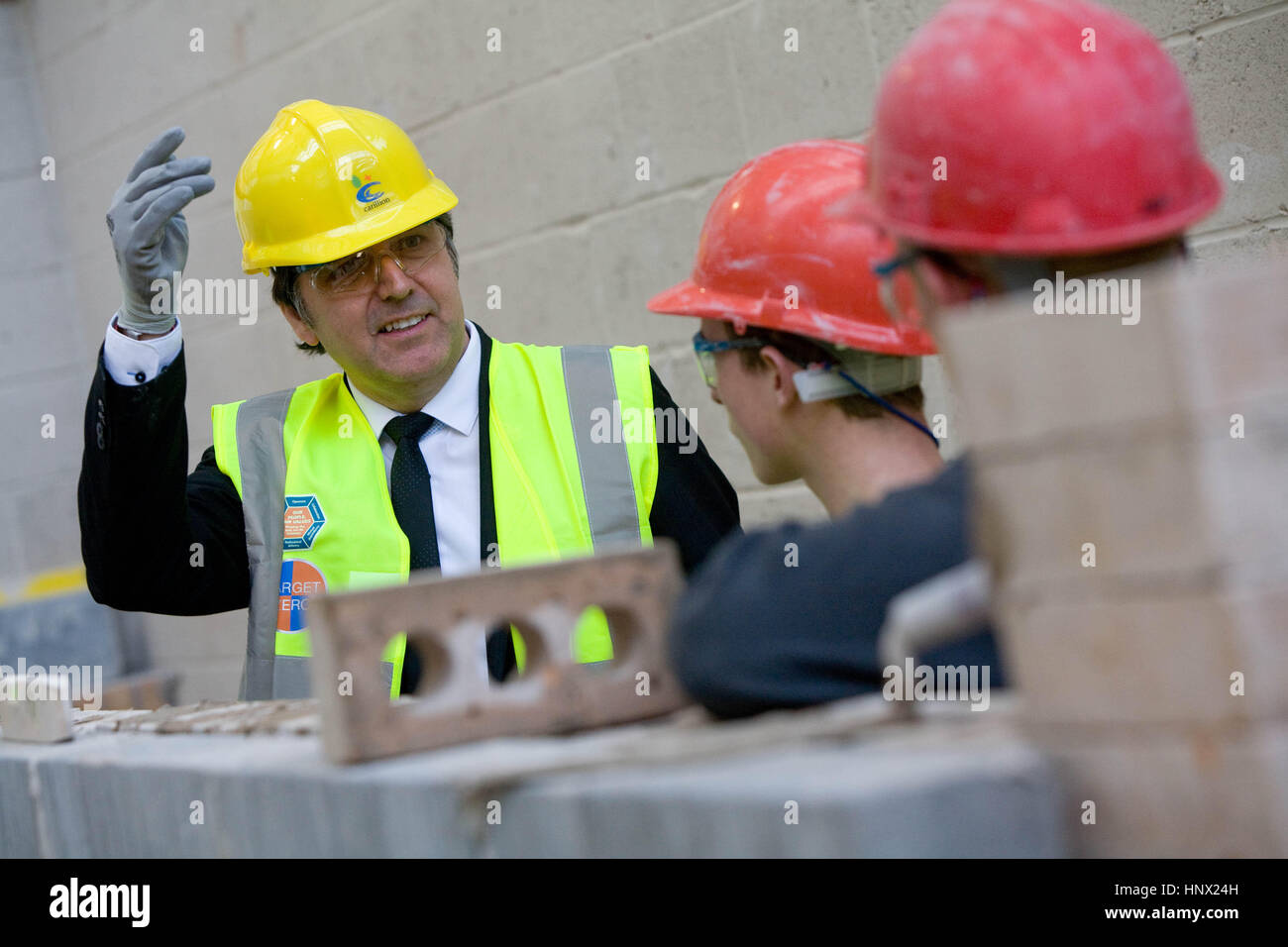 Steve Rotheram MP visiter des ateliers à l'apprenti Carillion construction training centre d'Aintree , . Banque D'Images