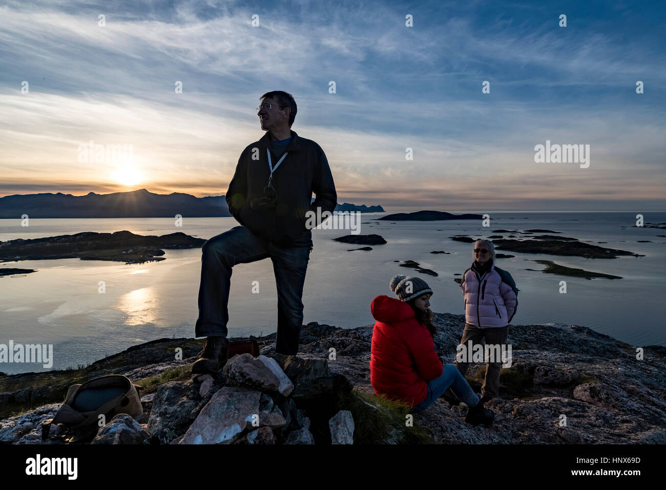 Groupe de personnes escalade d'un sommet sur l'île de Kvaloya en automne, la Norvège arctique Banque D'Images