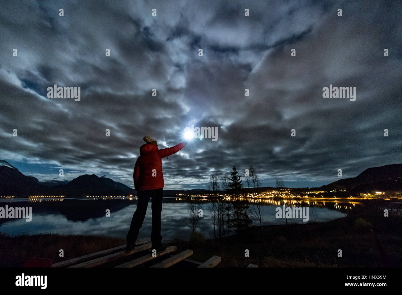 Femme avec une torche près de Tromso, Norvège arctique en automne Banque D'Images