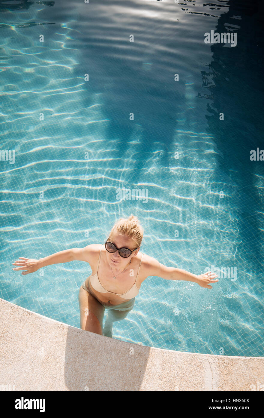 Woman in swimming pool, Torreblanca, Fuengirola, Espagne Banque D'Images