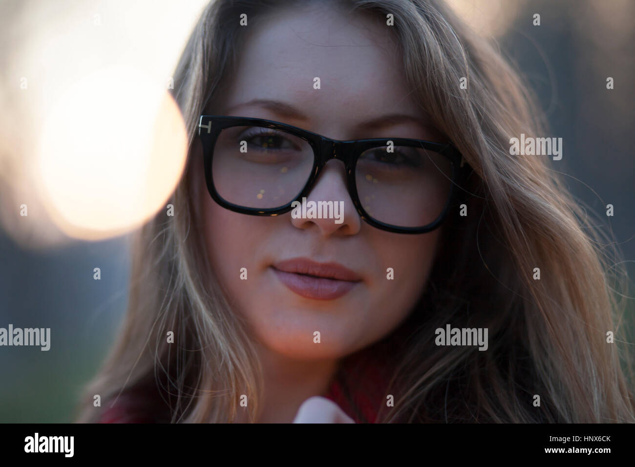 Portrait de jeune femme portant des lunettes Banque D'Images