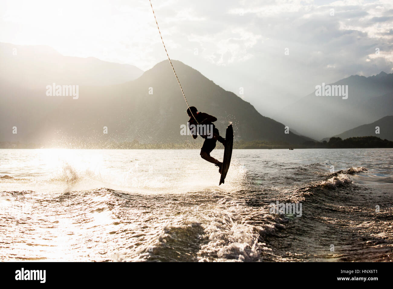 Silhouette d'waterskier le ski nautique, le lac Maggiore, Verbania, Piemonte, Italie Banque D'Images