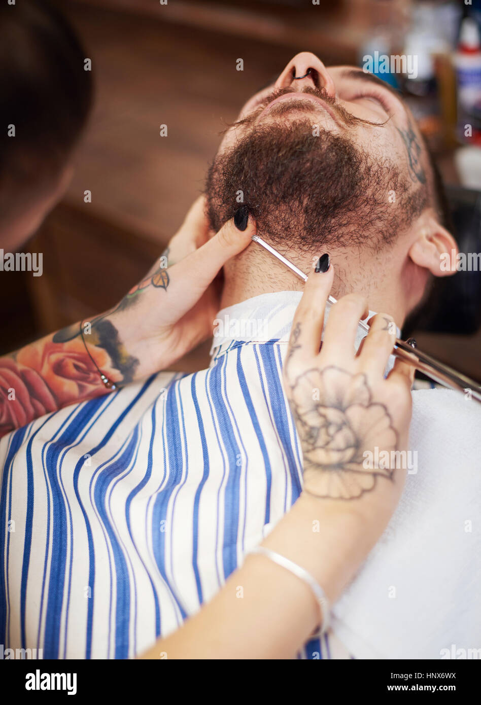 Coiffure rasage barbe du client Banque D'Images Coiffure rasage barbe du client Banque D'Images