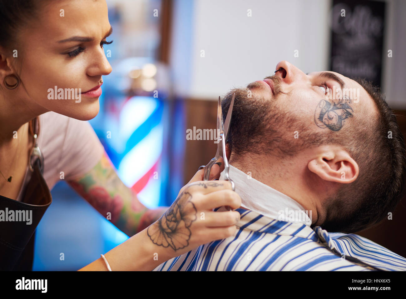 Coiffure barbe du client de fraisage Banque D'Images Coiffure barbe du client de fraisage Banque D'Images