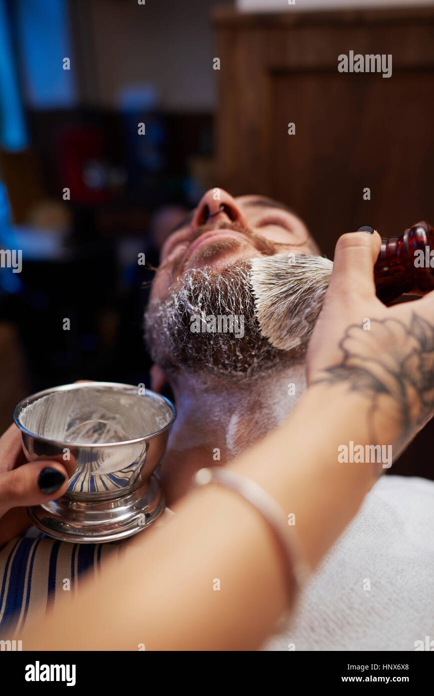 Femme d'appliquer la crème à raser la barbe Banque D'Images Femme d'appliquer la crème à raser la barbe Banque D'Images
