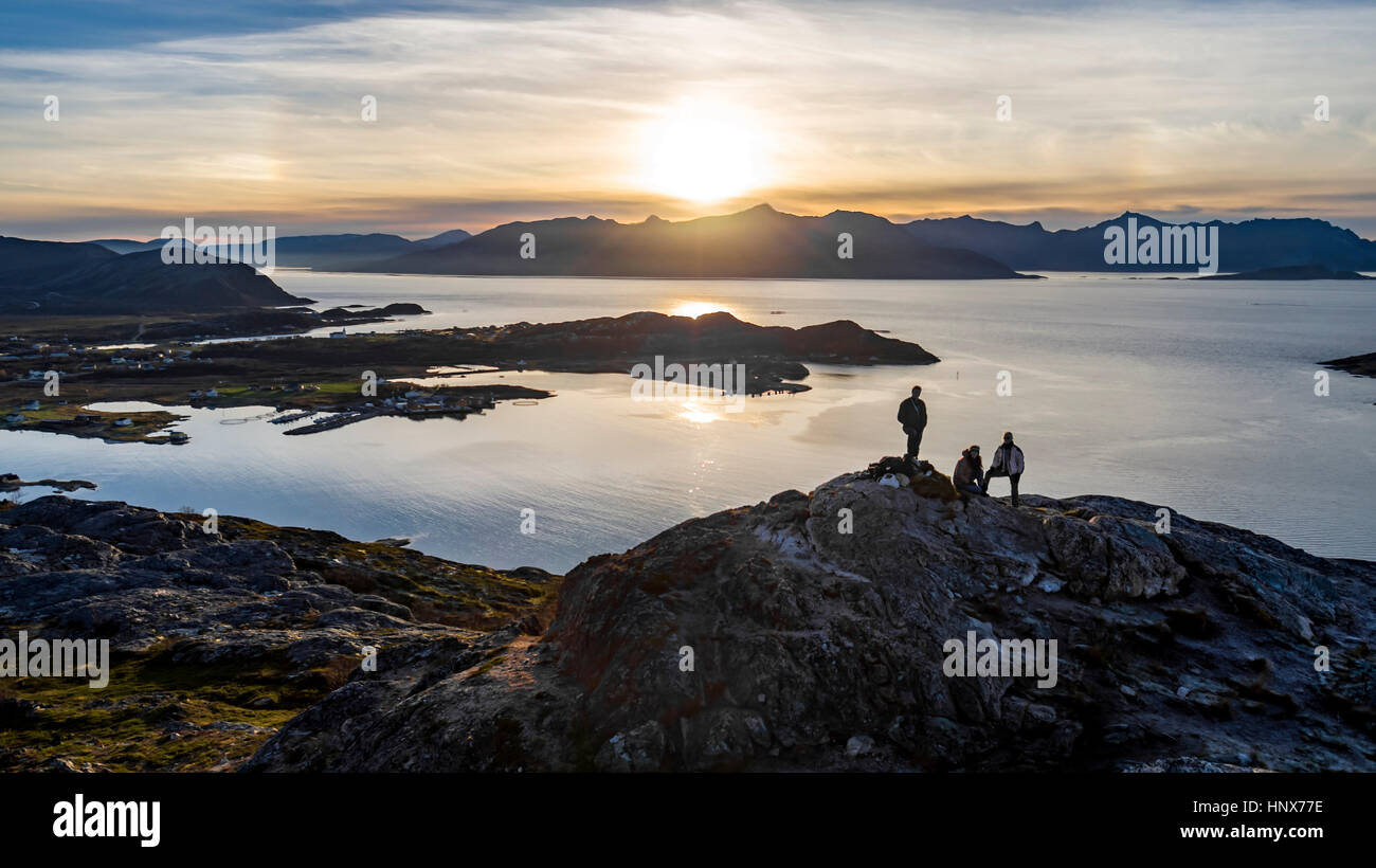 Vue aérienne de groupe de personnes escalade d'un sommet sur l'île de Kvaloya en automne, la Norvège arctique Banque D'Images