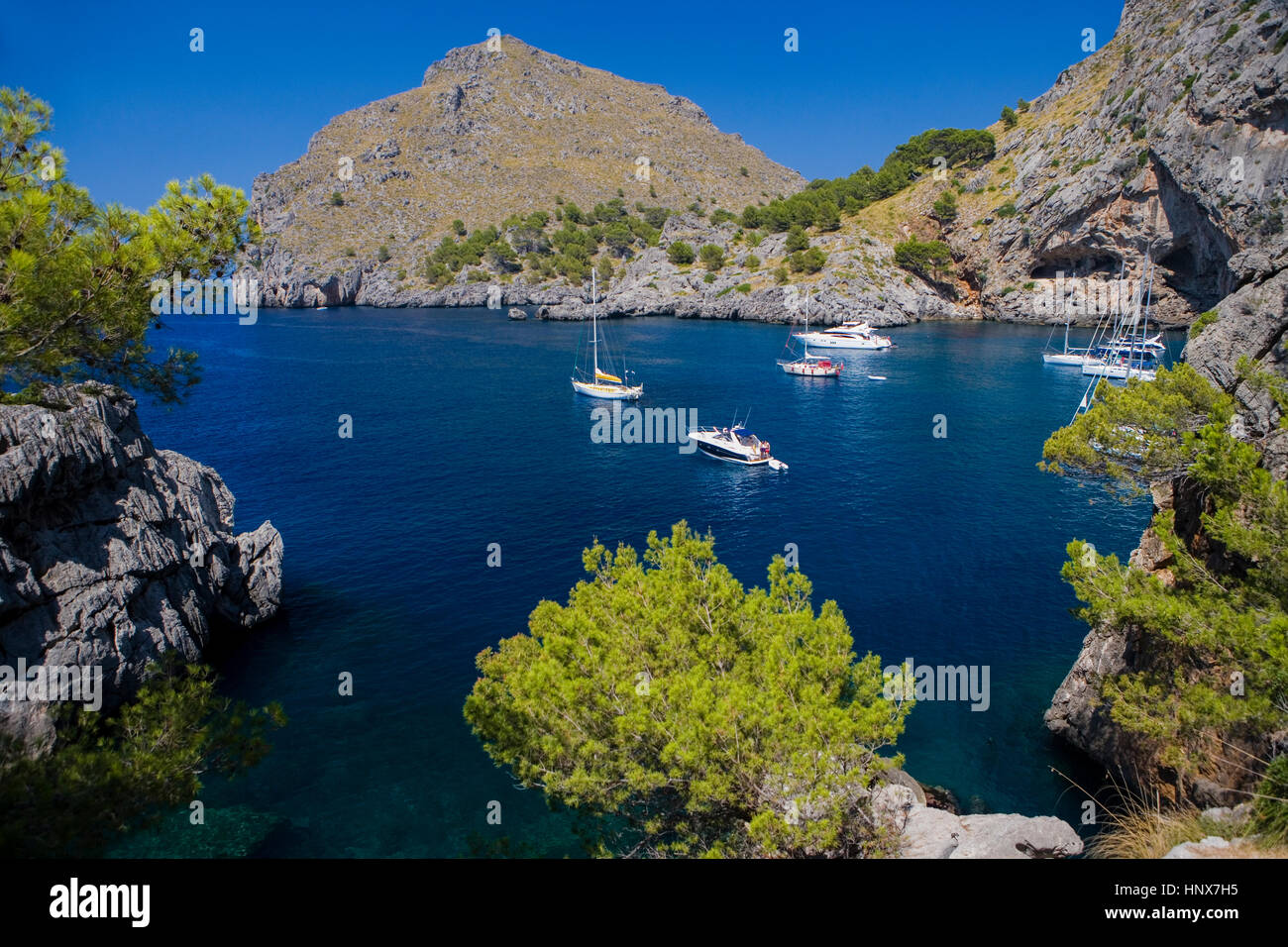 Vue côtière de yachts ancrés dans la baie à La Calobra, la sierra de Tramuntana, Majorque, Espagne Banque D'Images