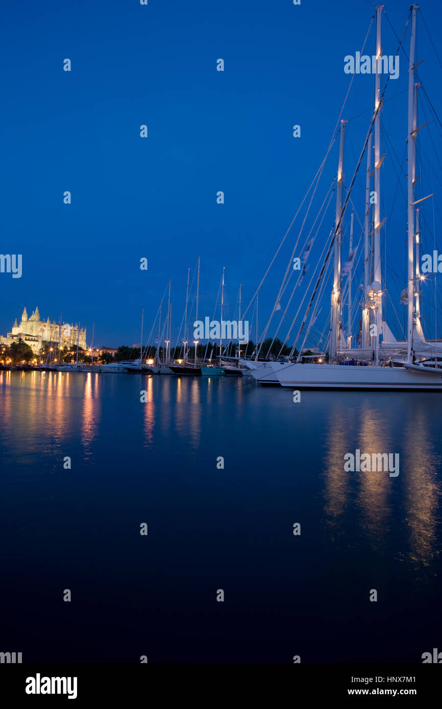 Vue éloignée sur la cathédrale de Palma et yachts ancrés au crépuscule, Majorque, Espagne Banque D'Images