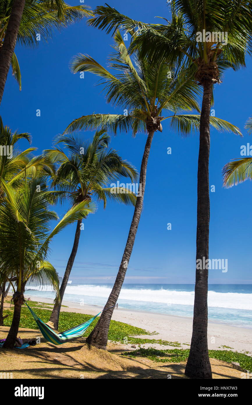 L'homme de vous coucher sur un hamac par plage de l'Océan Indien, l'île de  la réunion Photo Stock - Alamy