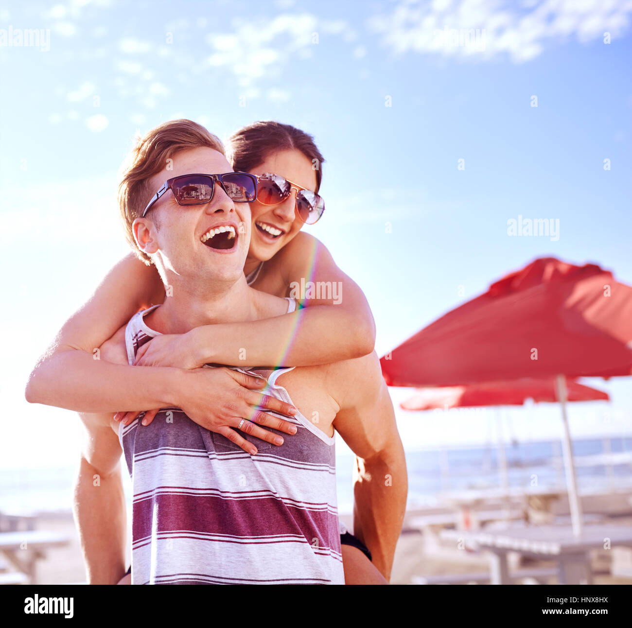 Man giving woman piggyback Banque D'Images