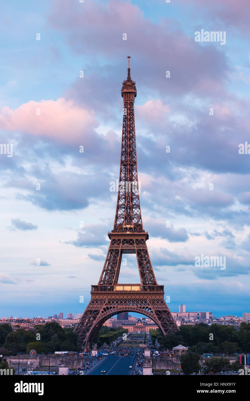 Tour Eiffel aux couleurs du crépuscule rose Paris, France Banque D'Images