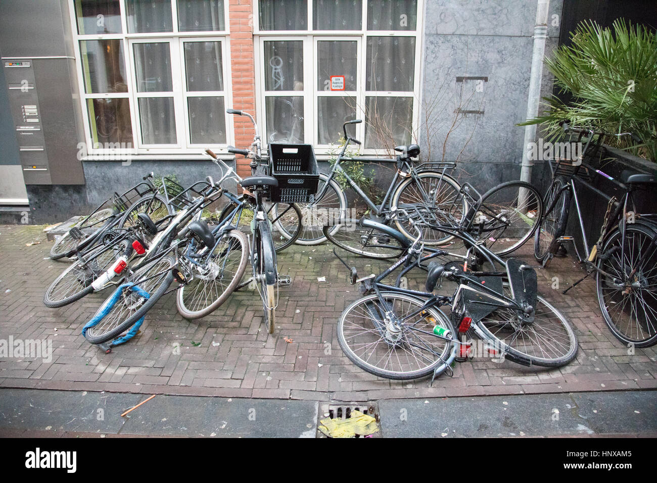 Scène de rue de vélos à Amsterdam, Hollande. Banque D'Images