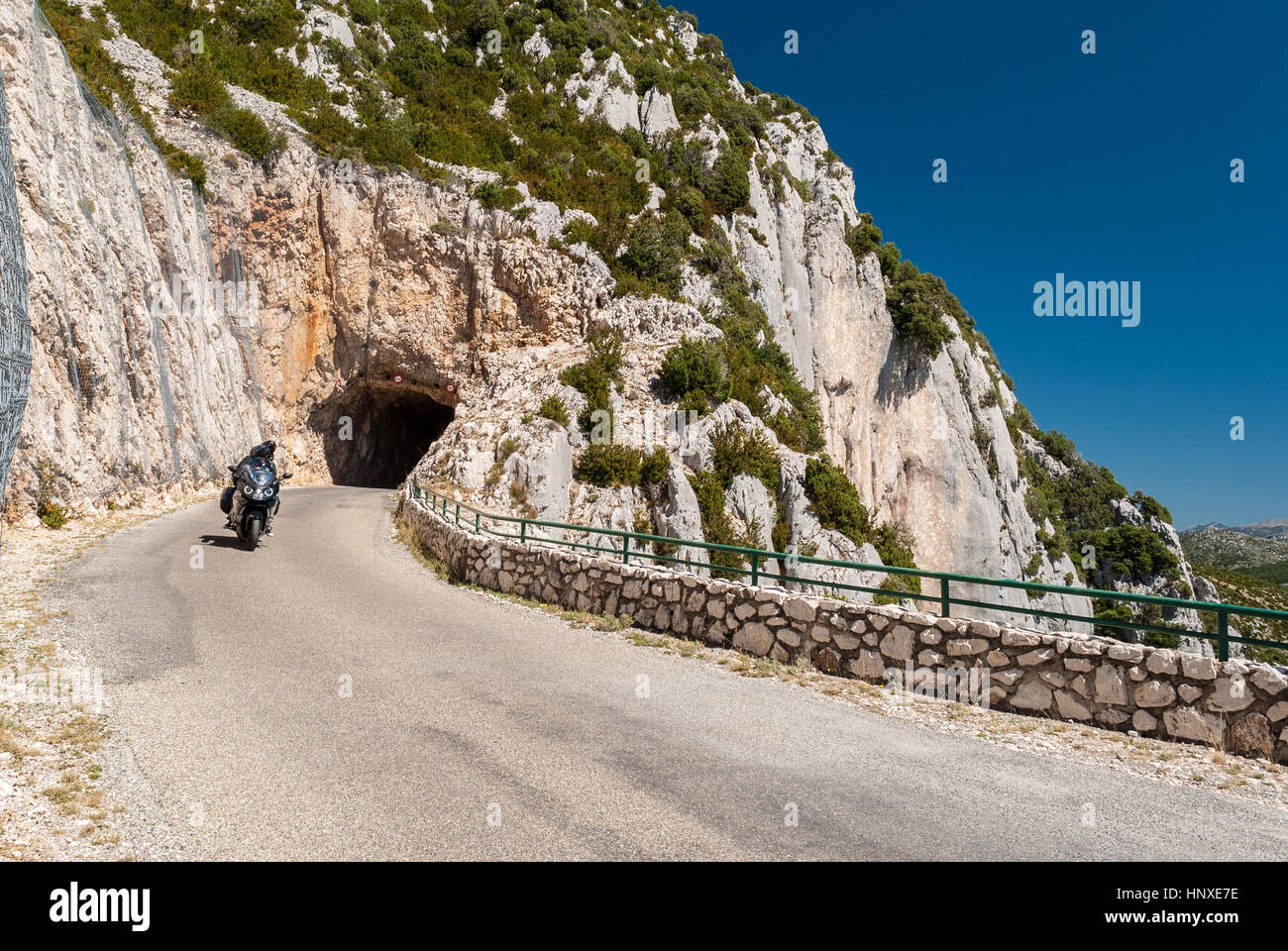 Moto dans la route des cretes, dans la région des Alpes de Haute Provence (France) Banque D'Images