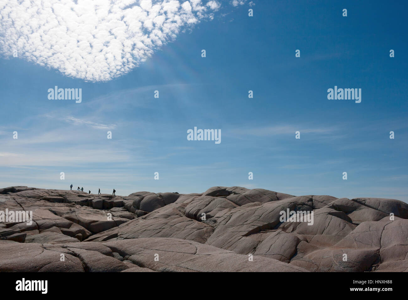 Silhouettes du peuple à les rochers sur fond de ciel Banque D'Images
