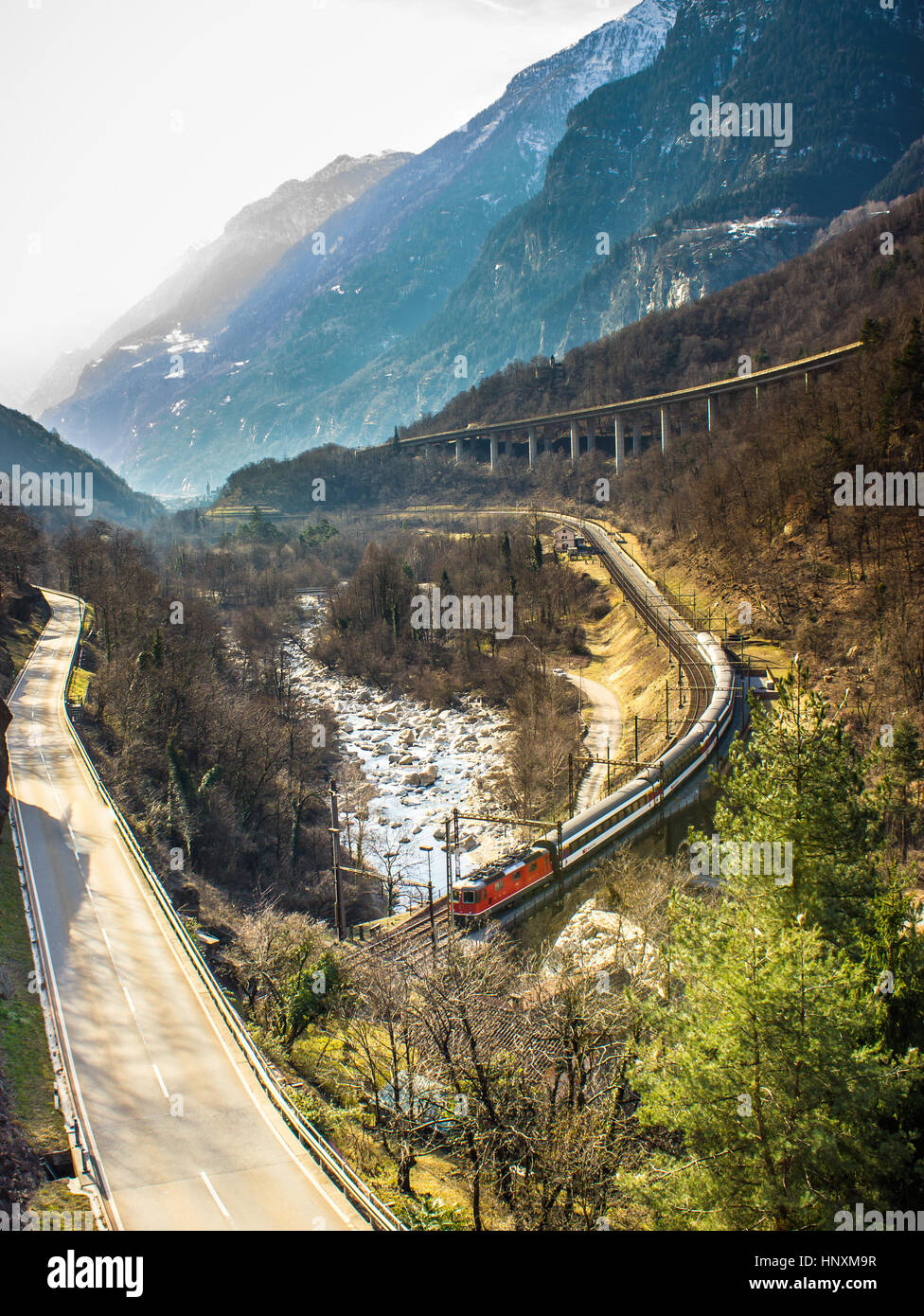 Paysage suisse typique, les vallées entre les montagnes, la neige et les trains Banque D'Images