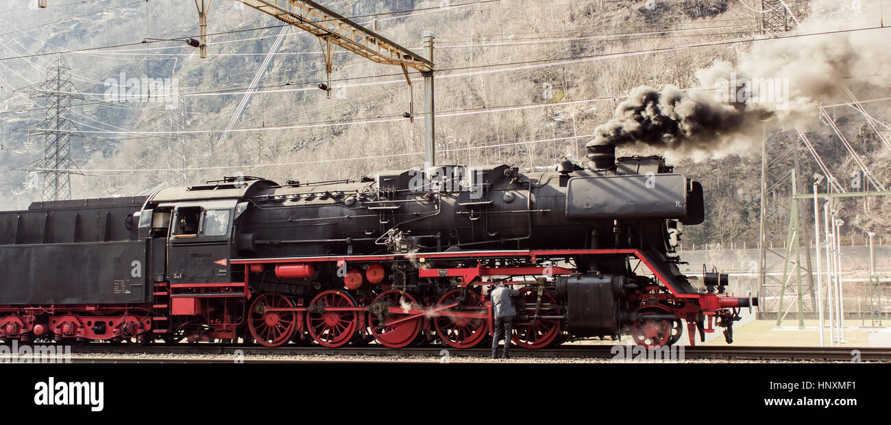 Train à vapeur historique dans la neige dans les montagnes de la Suisse Banque D'Images