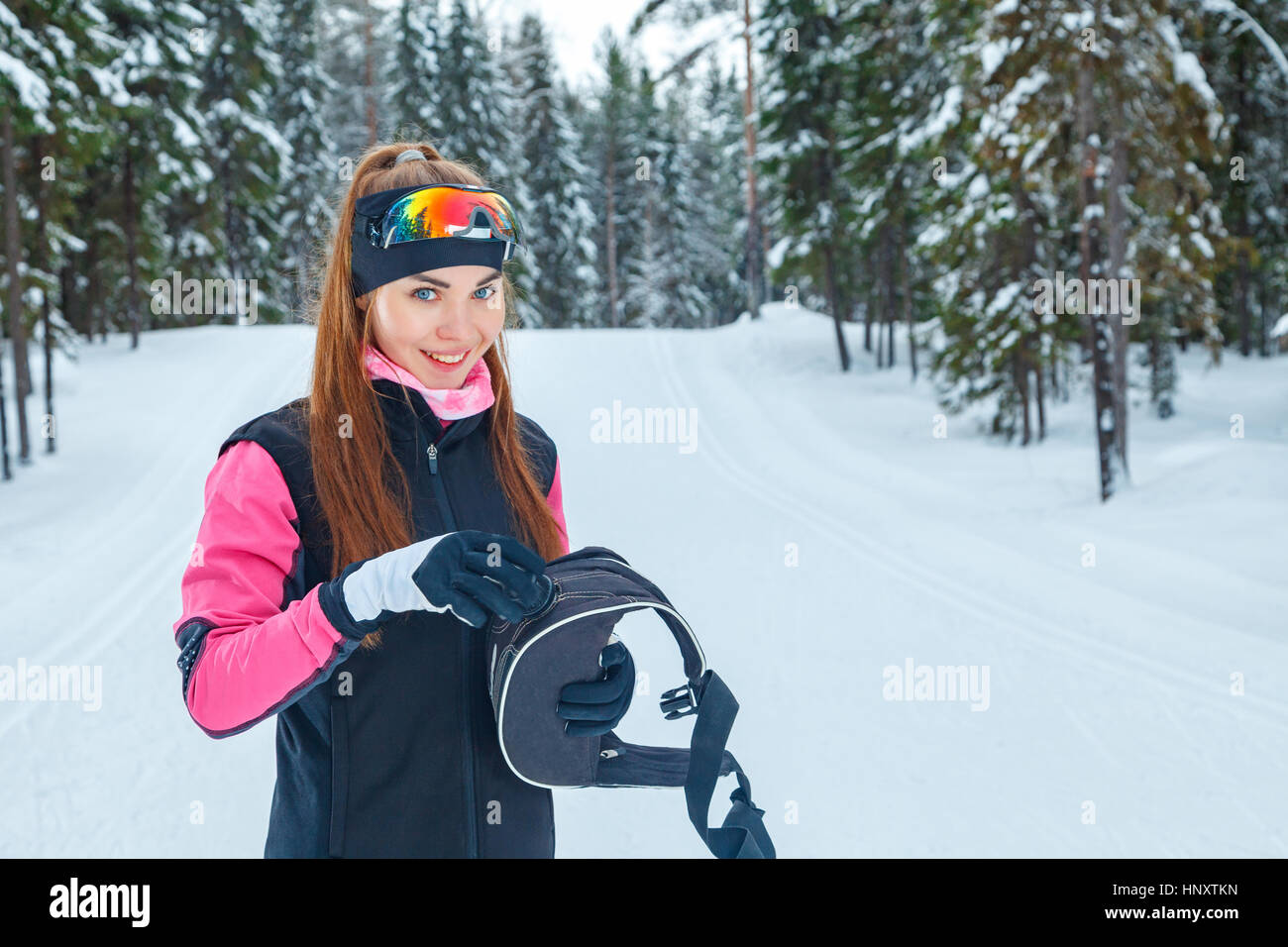 Ski de fond nordique classique femme ski de piste dans les pistes dans la forêt couverte de neige Banque D'Images