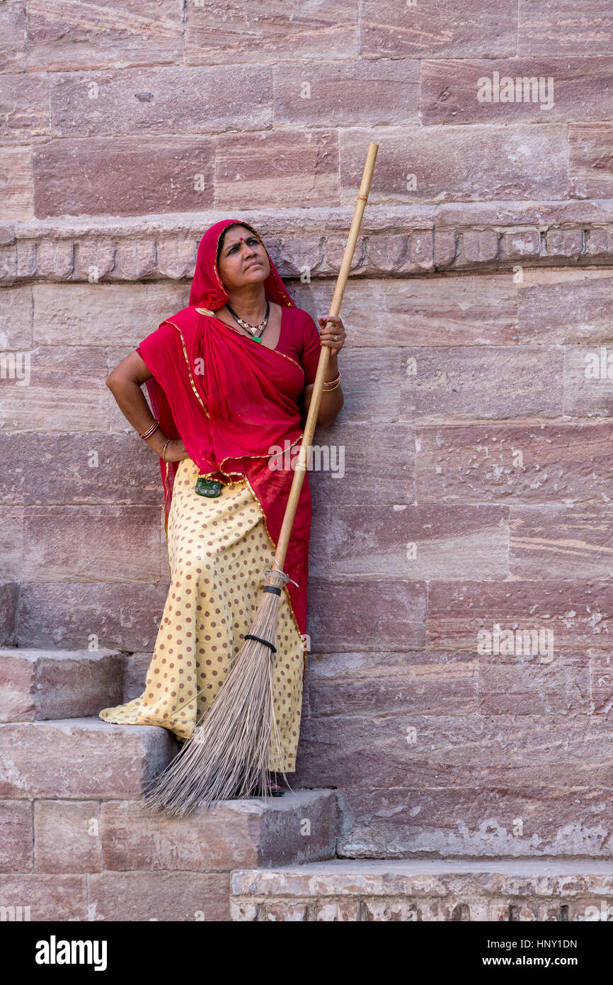 Femme indienne en Sari rouge les étapes de nettoyage à Toorji Jhalara Ka, l'étape et, Jodhpur, Rajasthan, India Banque D'Images