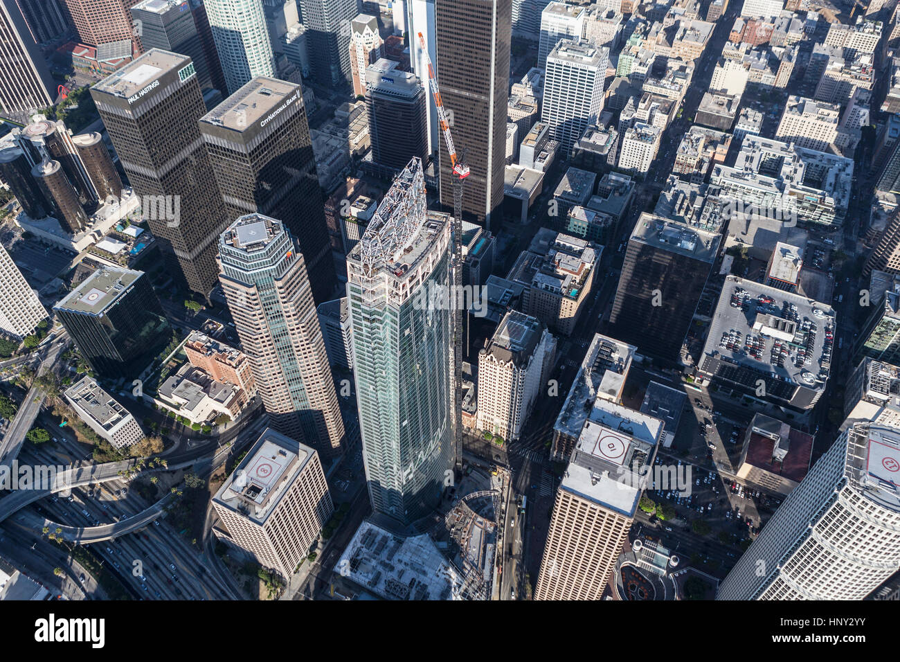 Los Angeles, Californie, USA - 6 août 2016 : Wilshire Grand Centre dans le centre-ville de Los Angeles est presque terminée. Les 1100 pieds de haut bâtiment est l'at Banque D'Images