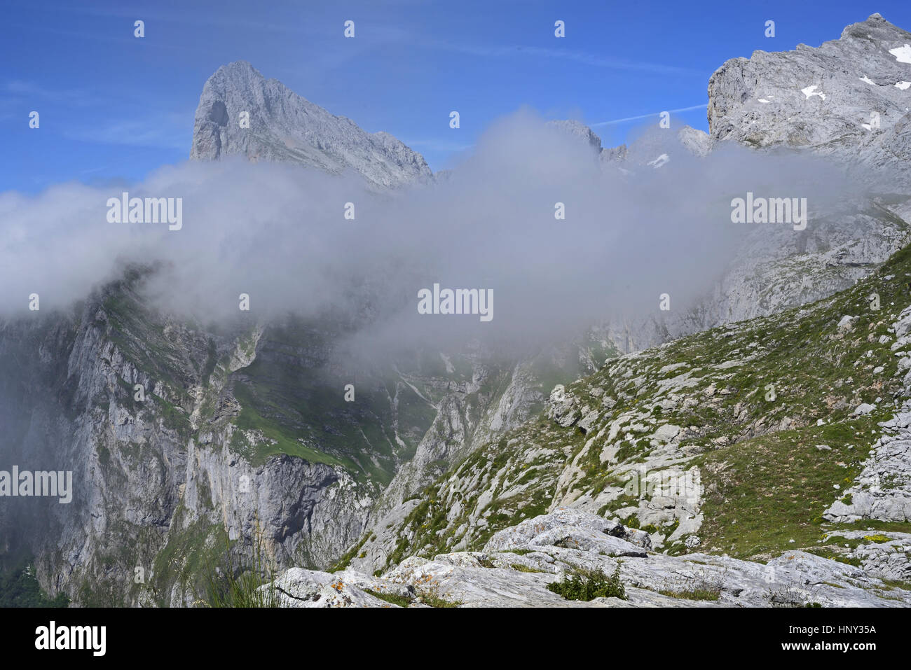 Pena de Remona El Cable, Picos de Europa, en Cantabrie, dans le Nord de l'Espagne. La dérive du brouillard montre sur les flancs des montagnes. Banque D'Images