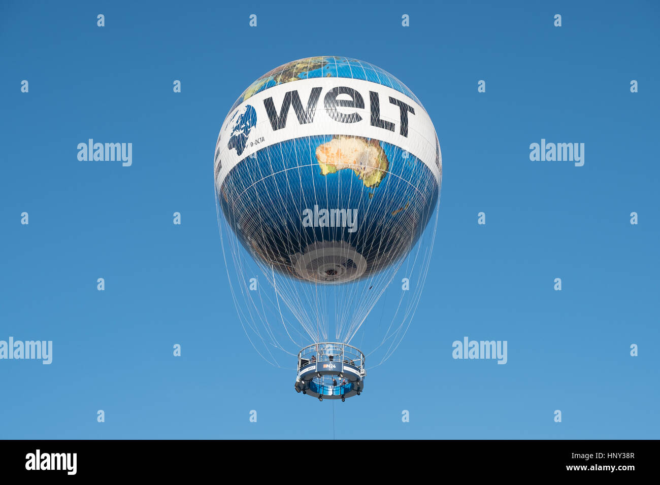 Berlin, Allemagne - 15 février 2017 : Hot air balloon 'Hiflyer" (Highflyer), monde en ballon à Berlin. Banque D'Images