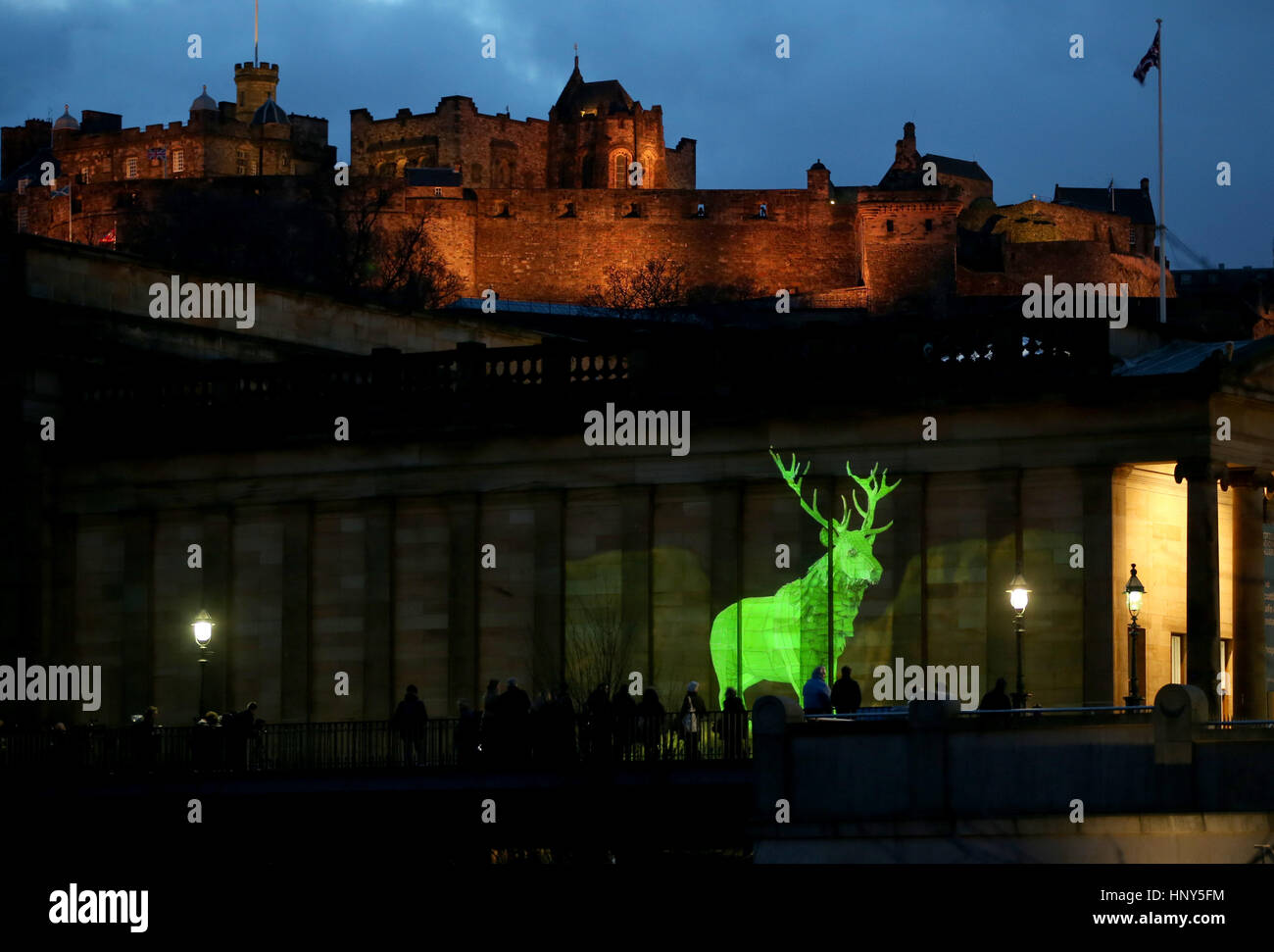 Une animation d'un monarque-comme stag est projetée sur les Galeries nationales d'Écosse à Édimbourg du bâtiment pour mettre en évidence son offre d'achat le monarque de la peinture de l'artiste Glen Victorien Sir Edwin Landseer. Banque D'Images