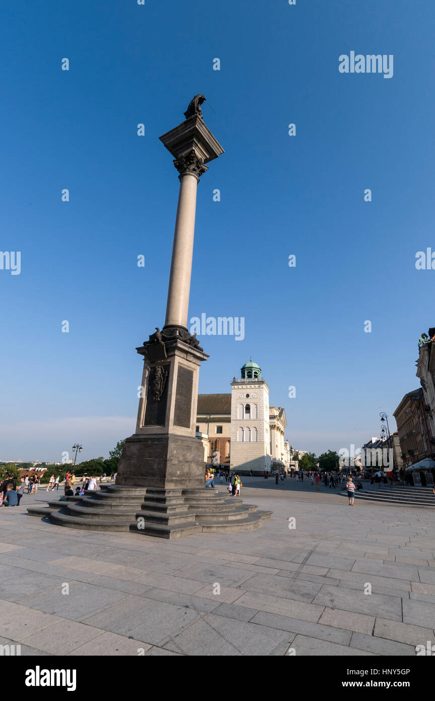 Une statue de 15e siècle, le roi Sigismond III Vasa sur une colonne appelée colonne de Sigismond, au milieu de la grande Place du Château à Varsovie, Pologne Banque D'Images