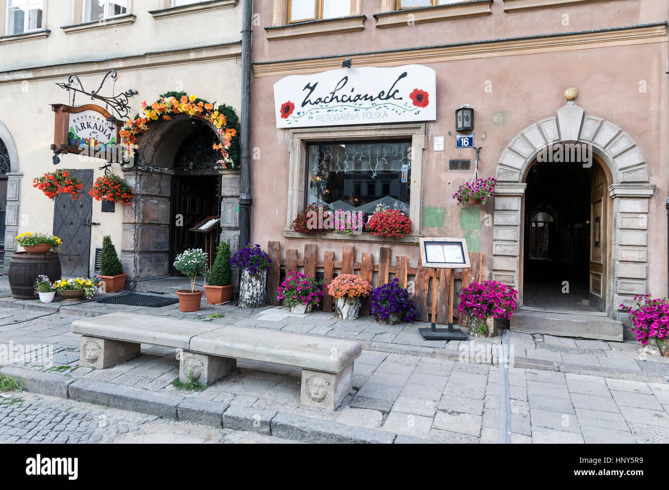 Un restaurant décoré avec des fleurs sur la vieille ville de Varsovie Place du marché, une place principale entourée de restaurants, cafés et boutiques de souvenirs en W Banque D'Images