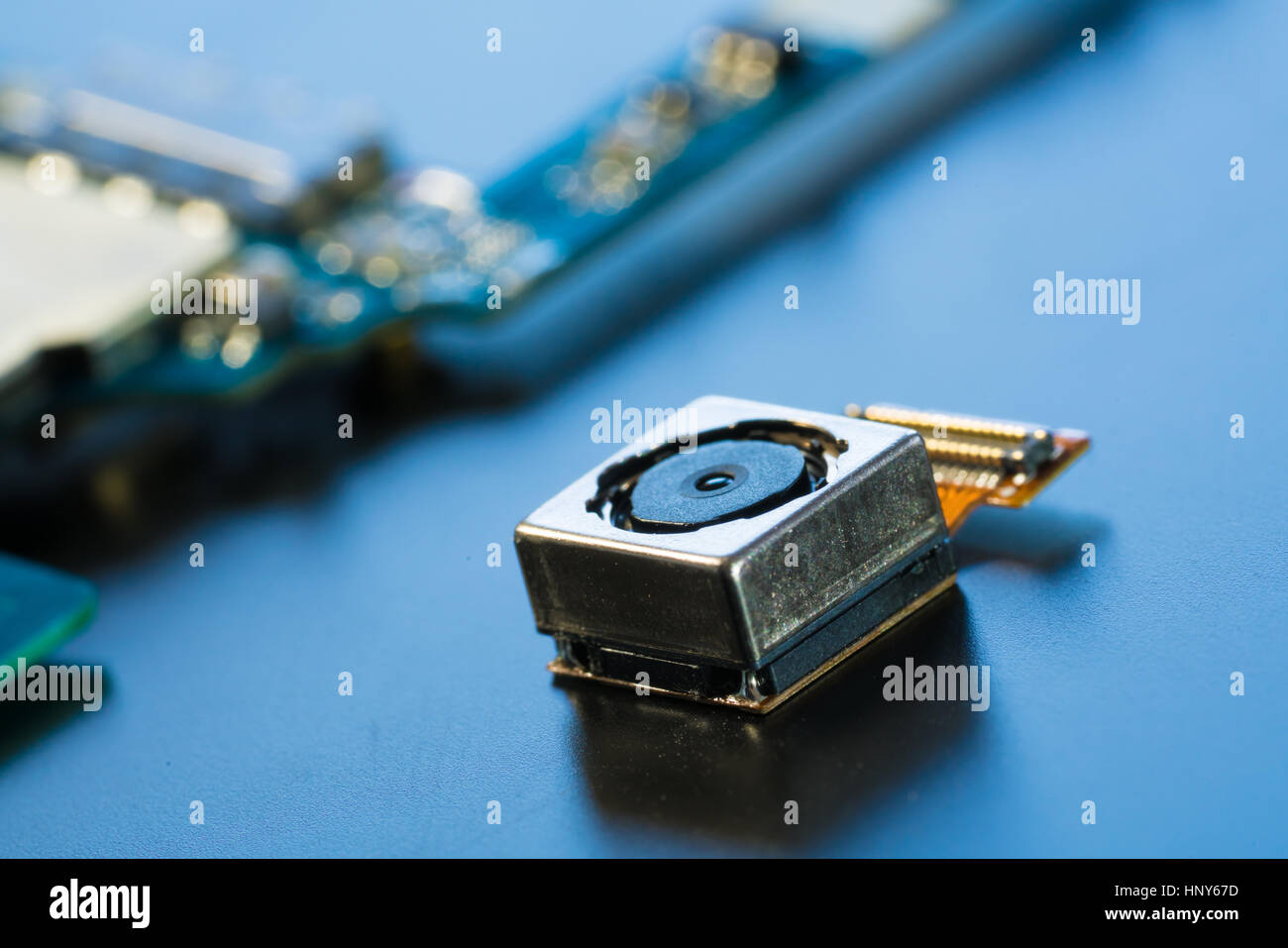 Module de caméra de téléphone cellulaire avec d'autres parties de l'appareil, selective focus, concept de service et de réparation Banque D'Images