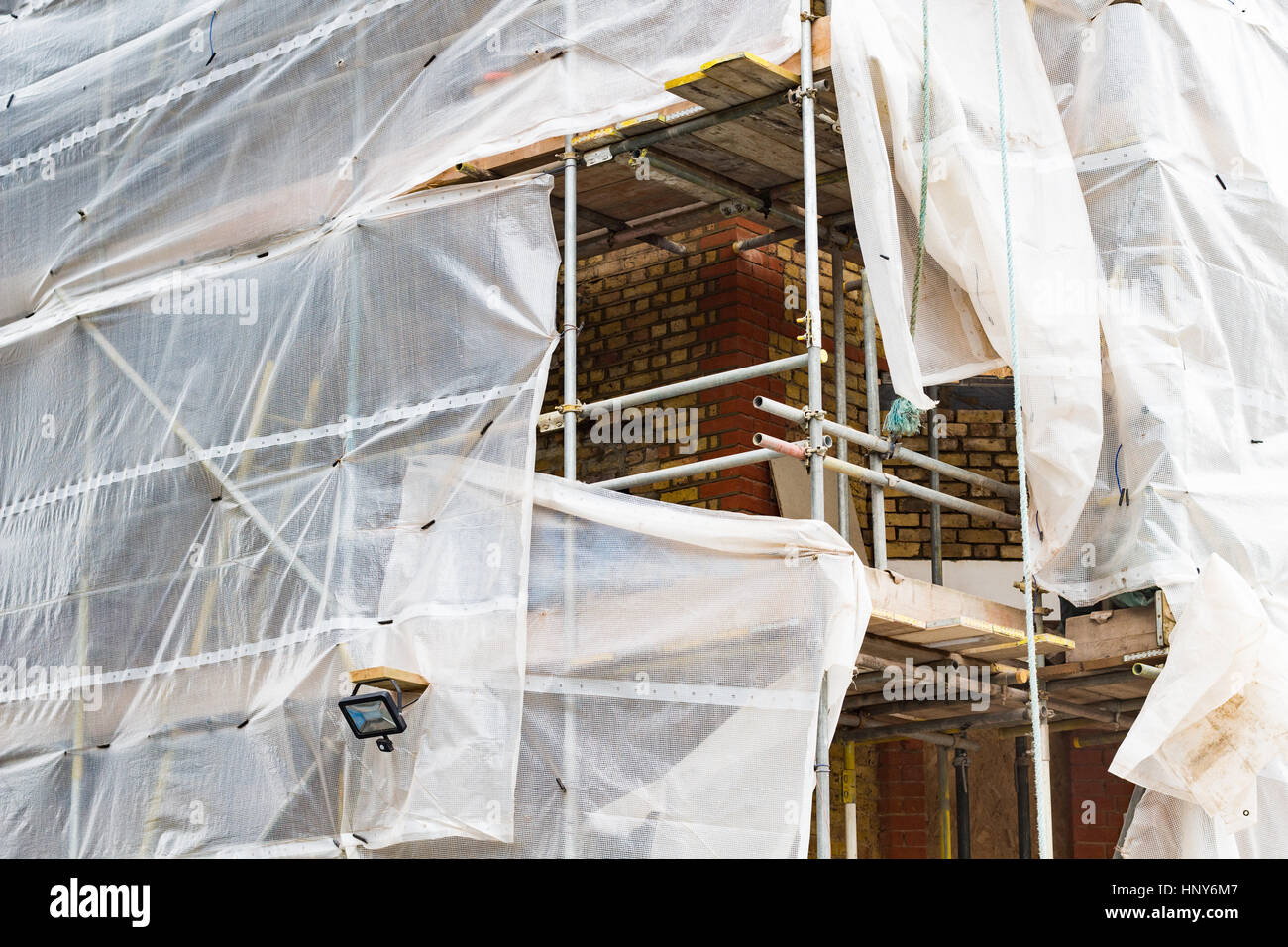 Les échafaudages prend en charge une nouvelle maison en construction à Londres, Angleterre, Royaume-Uni. Banque D'Images