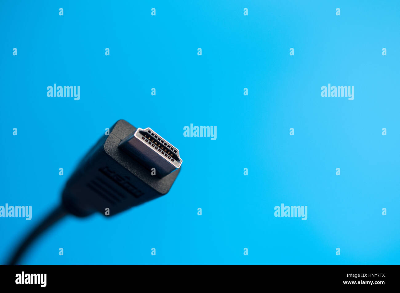 Câble HDMI, gros plan, noir, extrémité mâle, arrière-plan bleu Banque D'Images