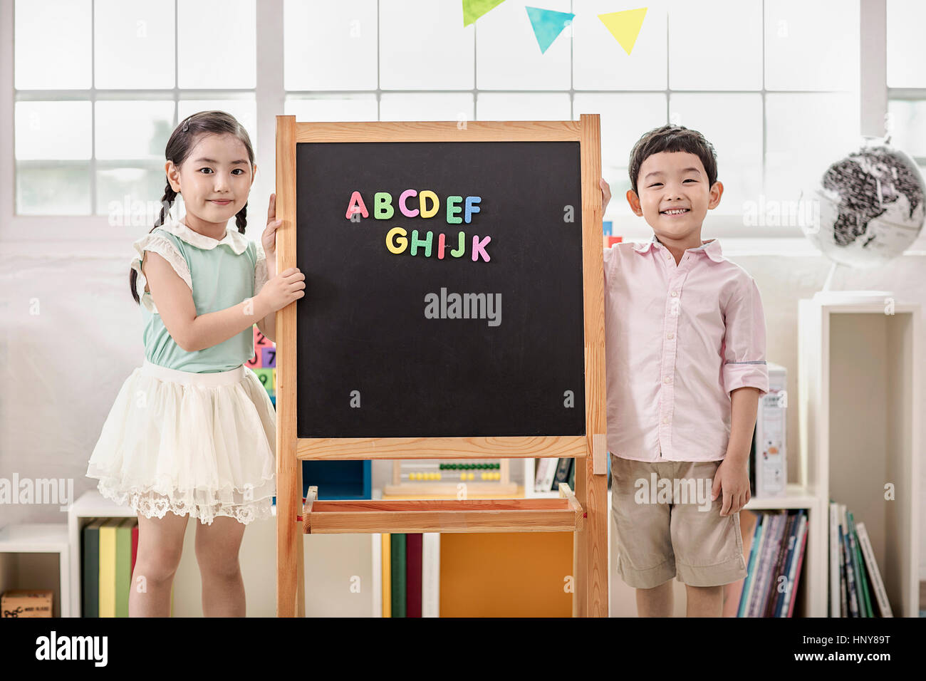 Les enfants de maternelle de la classe à sourire Banque D'Images