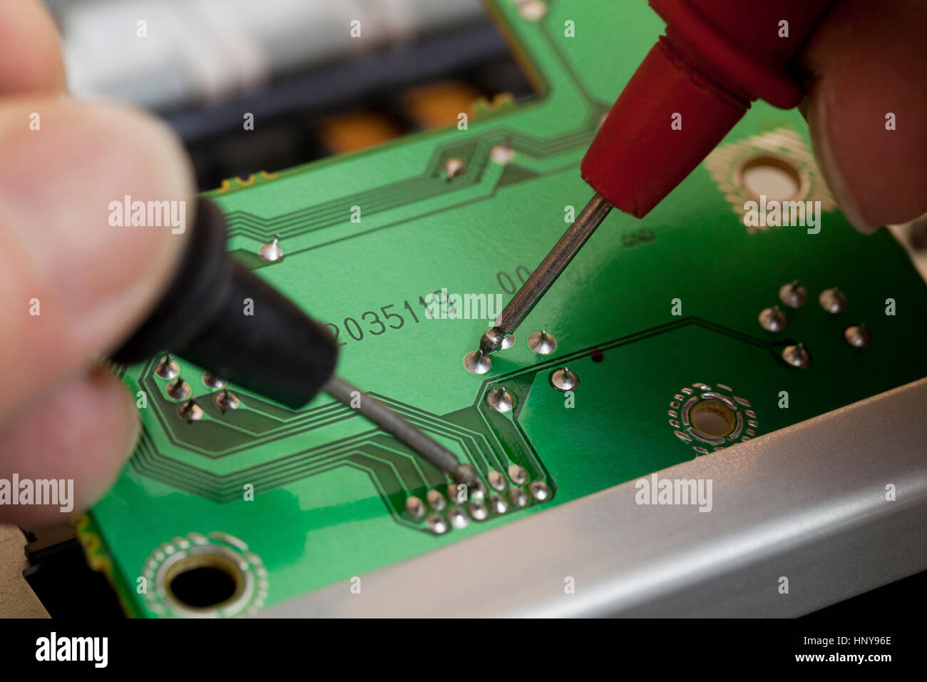 Essais technicien points de contact sur carte à circuits imprimés, d'un voltmètre - USA Banque D'Images