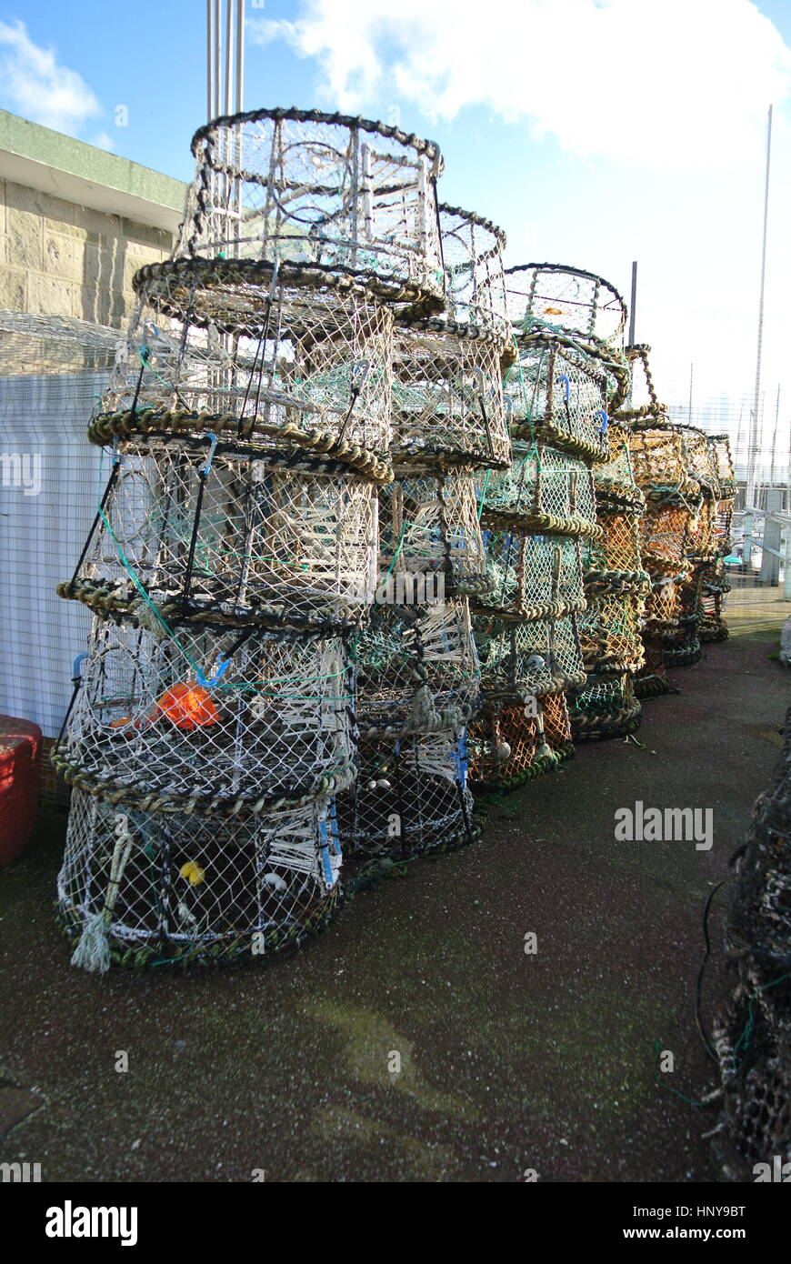 Pile sur la seiche pots, Torquay, Angleterre Banque D'Images