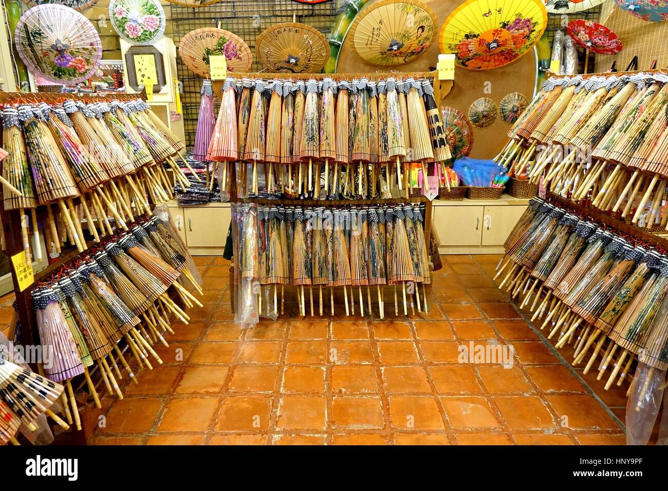 KAOHSIUNG, TAIWAN -- 24 juillet 2016 : un magasin vend de l'huile peint à la main du papier-parapluies, qui sont les produits de métiers d'art traditionnel et par les chinois hakka p Banque D'Images