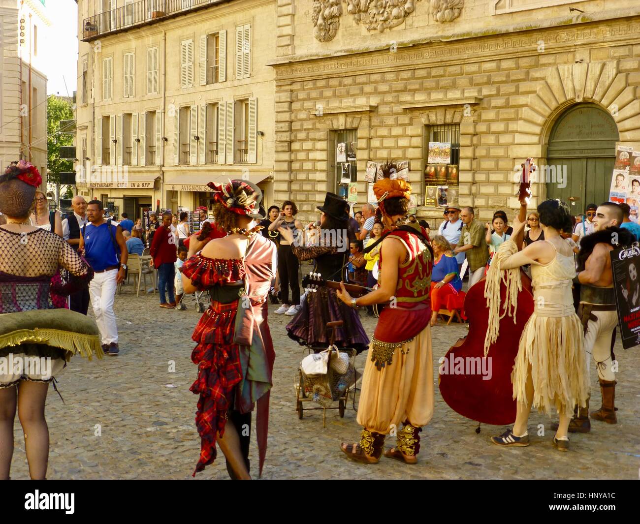 Divertissant et acteurs de l'envoi des invitations à leur festival d'Avignon, Festival d'Avignon présente, Avignon, France Banque D'Images