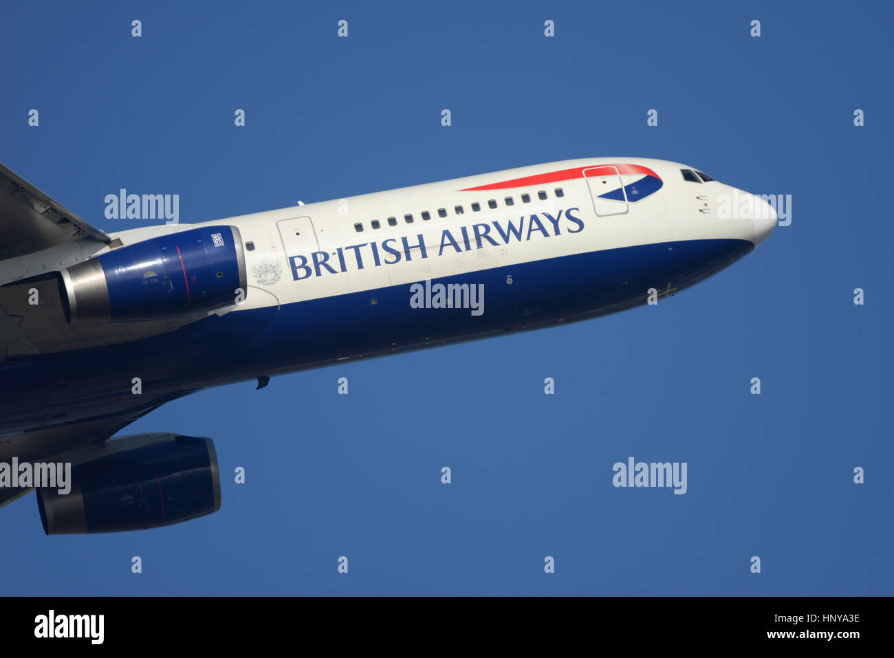 British Airways Boeing 767-336ER G-BNWA décollant de l'aéroport Heathrow de Londres, dans le ciel bleu Banque D'Images