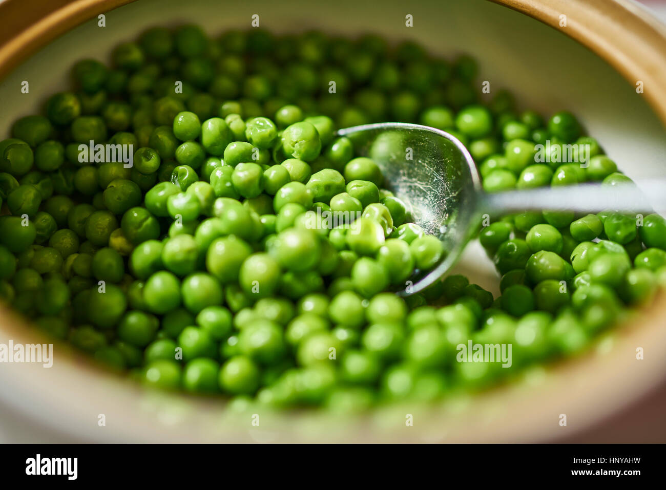 Un plat de service avec les pois verts Banque D'Images