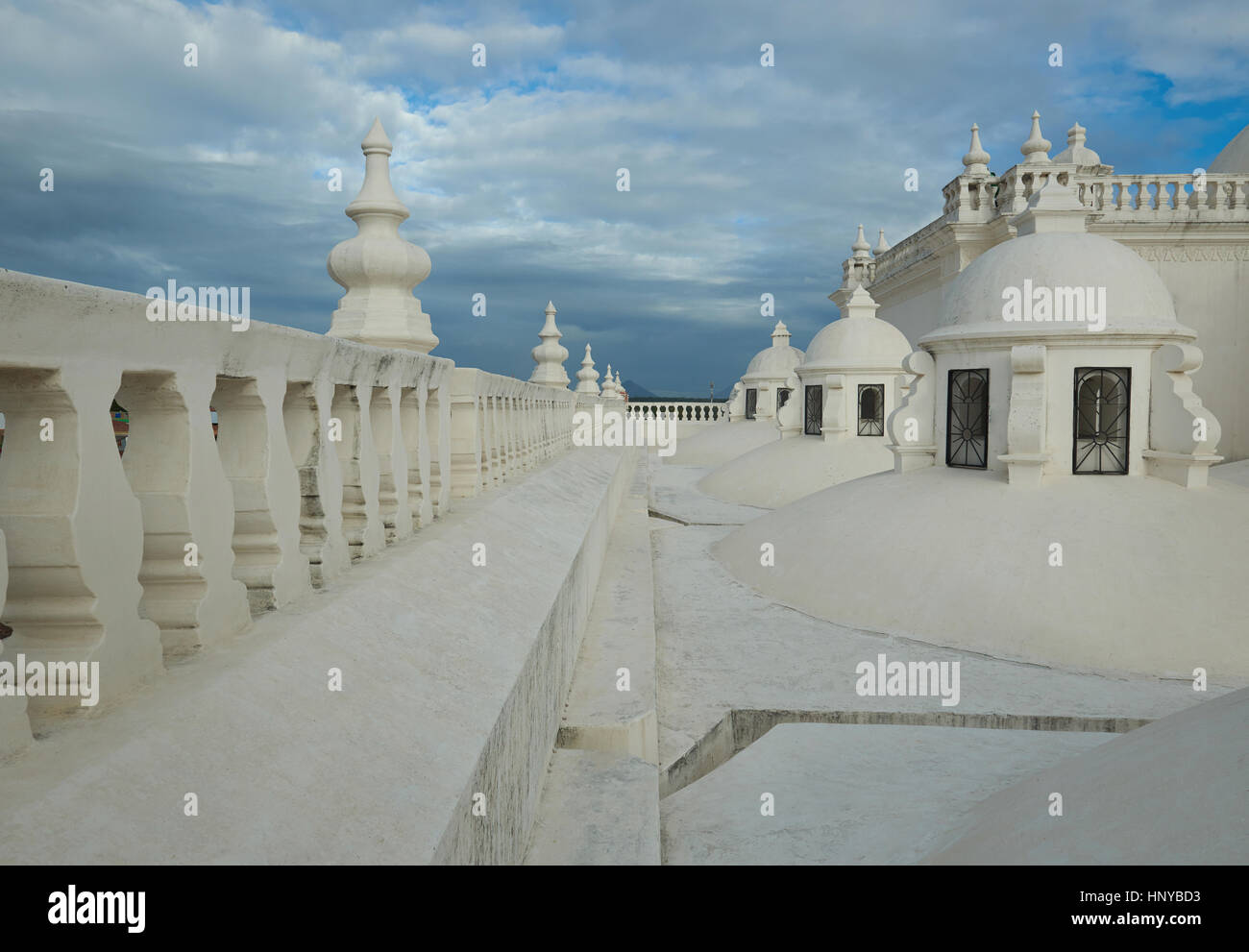 De toit cathédrale dans la ville de Leon au Nicaragua dans le coucher du soleil jour heure Banque D'Images