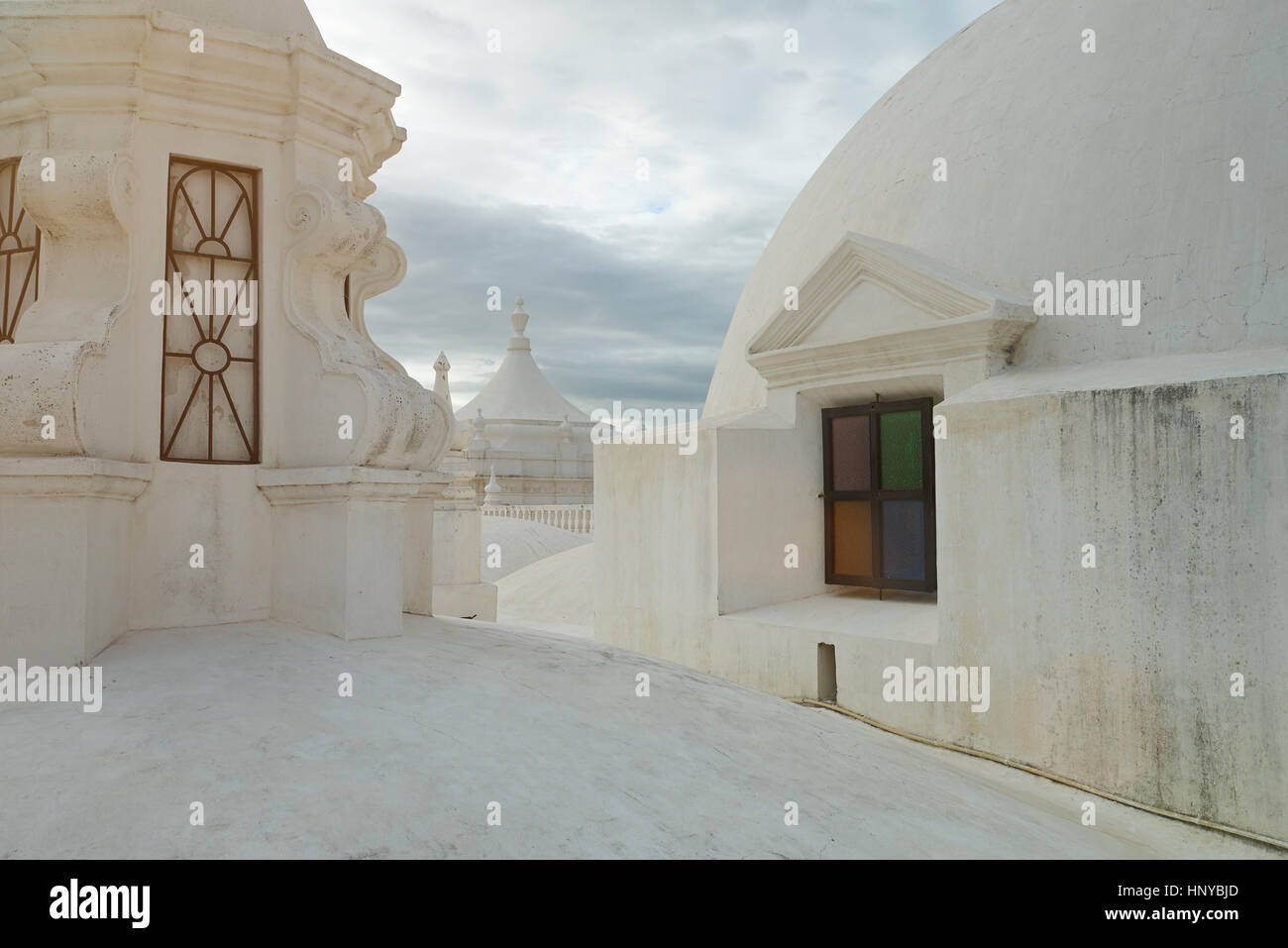 Toit blanc de l'église dans Central Park nicaragua leon ville Banque D'Images