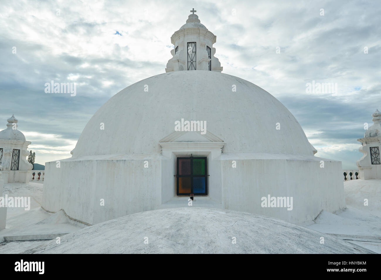 La partie supérieure du toit blanc cathédrale centrale dans leon nicaragua Banque D'Images
