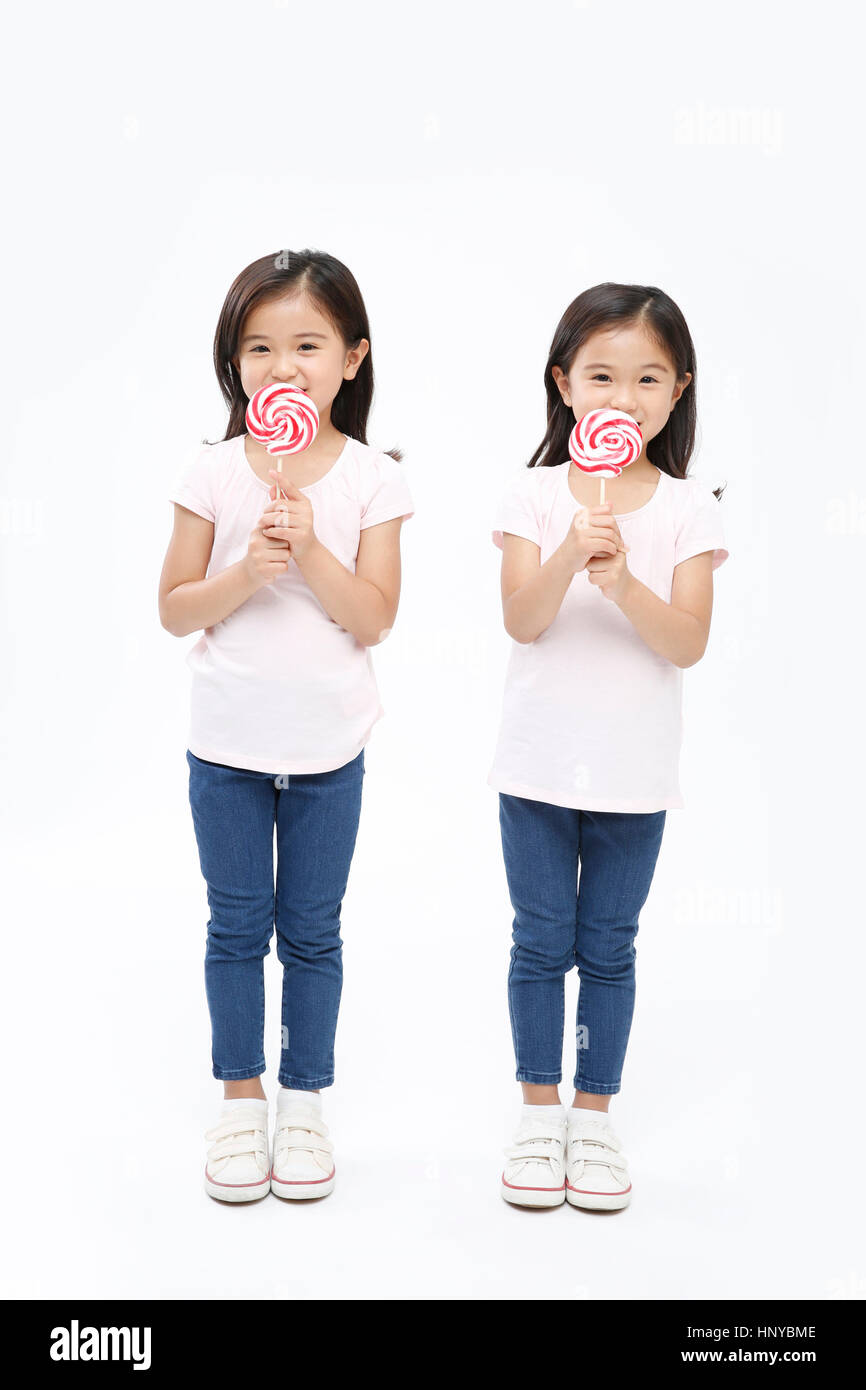 Smiling jumelles avec lollipops Banque D'Images