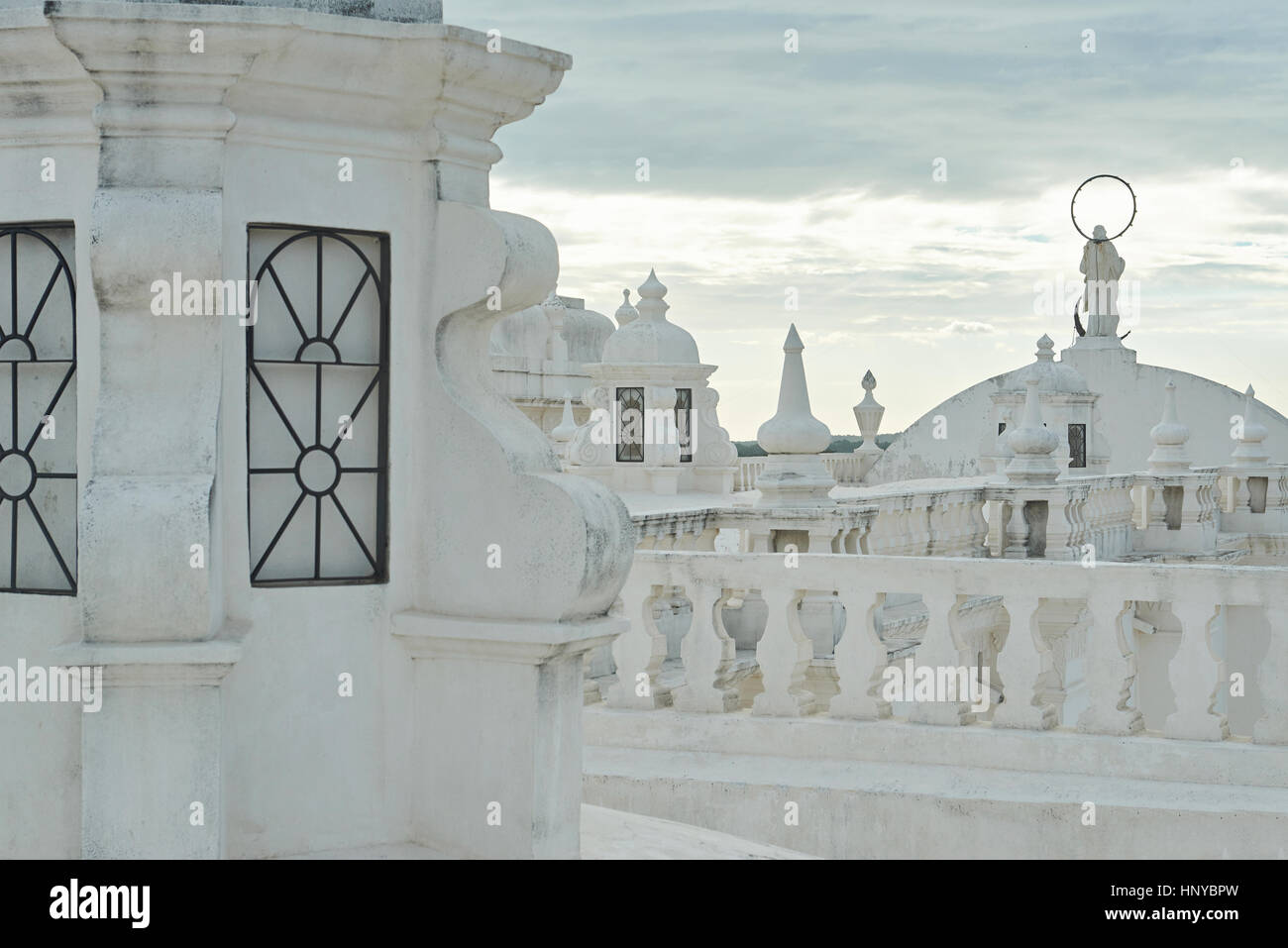 Toit de l'église centrale à l'heure du coucher du soleil à Leon Banque D'Images