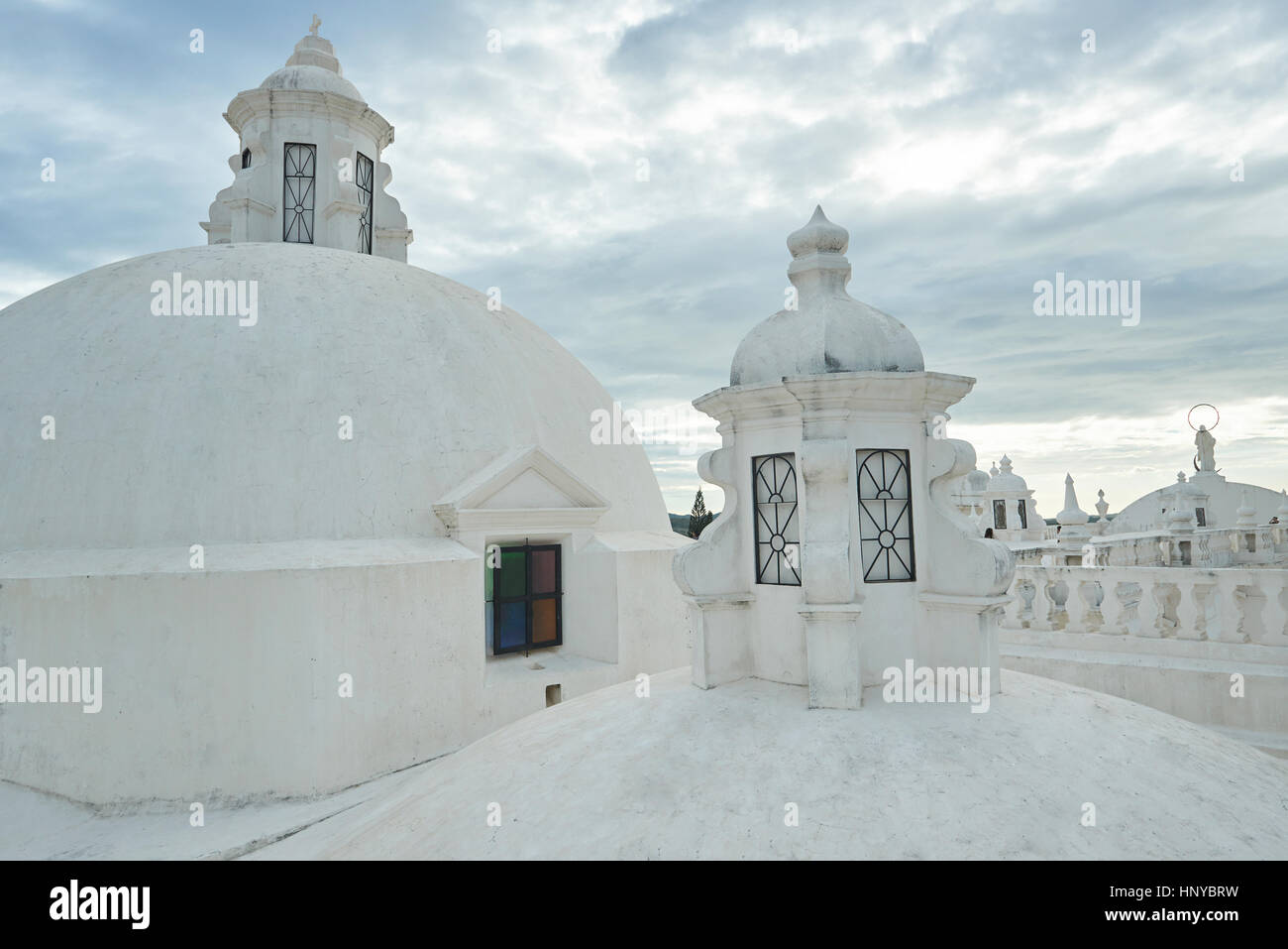 Les tours blanches sur le toit dans le centre de cathédrale de Leon Nicaragua Banque D'Images